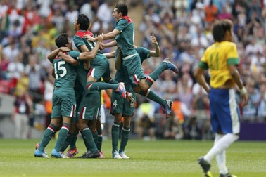 Nhìn lại cú ngã ở “thiên đường” của Brazil trước Mexico