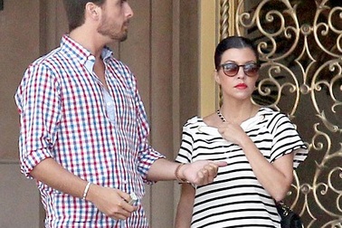 Kourtney Kardashian đau đầu vì bị tố có con với tình cũ