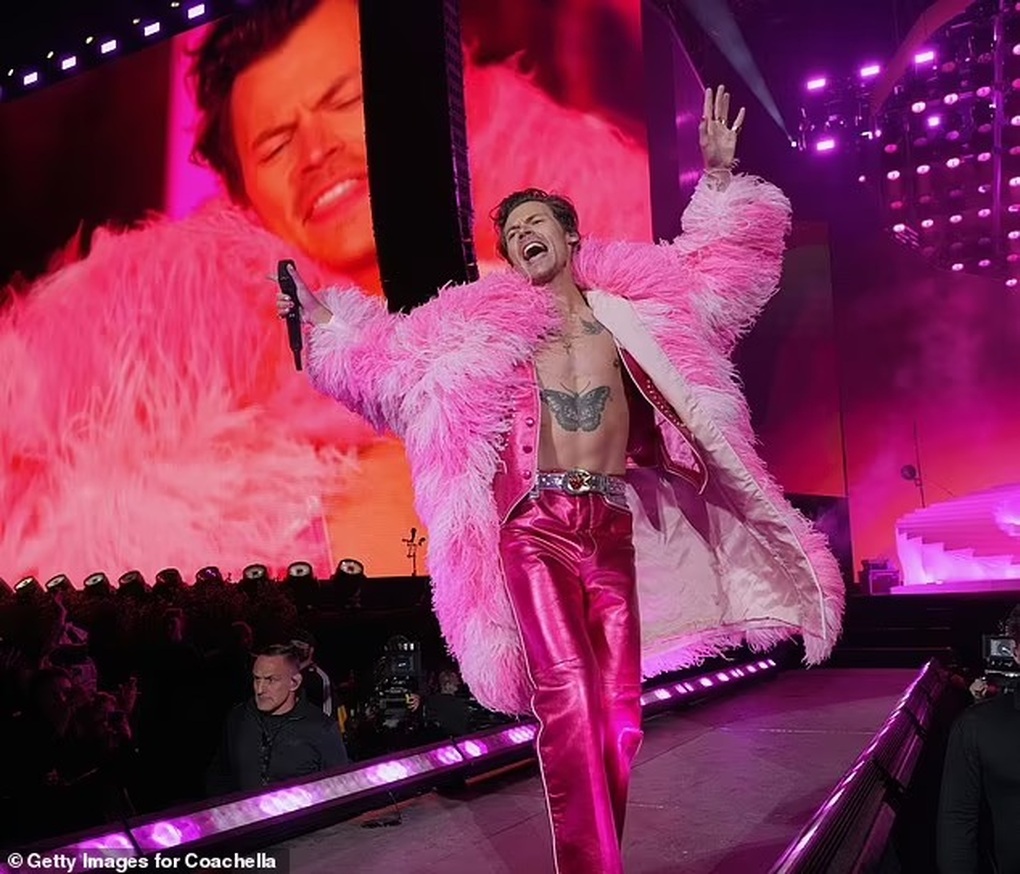 Harry Styles bị khán giả ném viên kẹo trúng mắt khi đang biểu diễn - 1 Harry Styles bị khán giả ném viên kẹo trúng mắt khi đang biểu diễn - 1