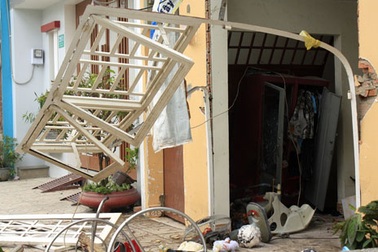 Nổ tung nhà trọ, 5 người bị thương