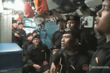 Xuất hiện video thủy thủ tàu ngầm Indonesia ca hát trước khi gặp nạn