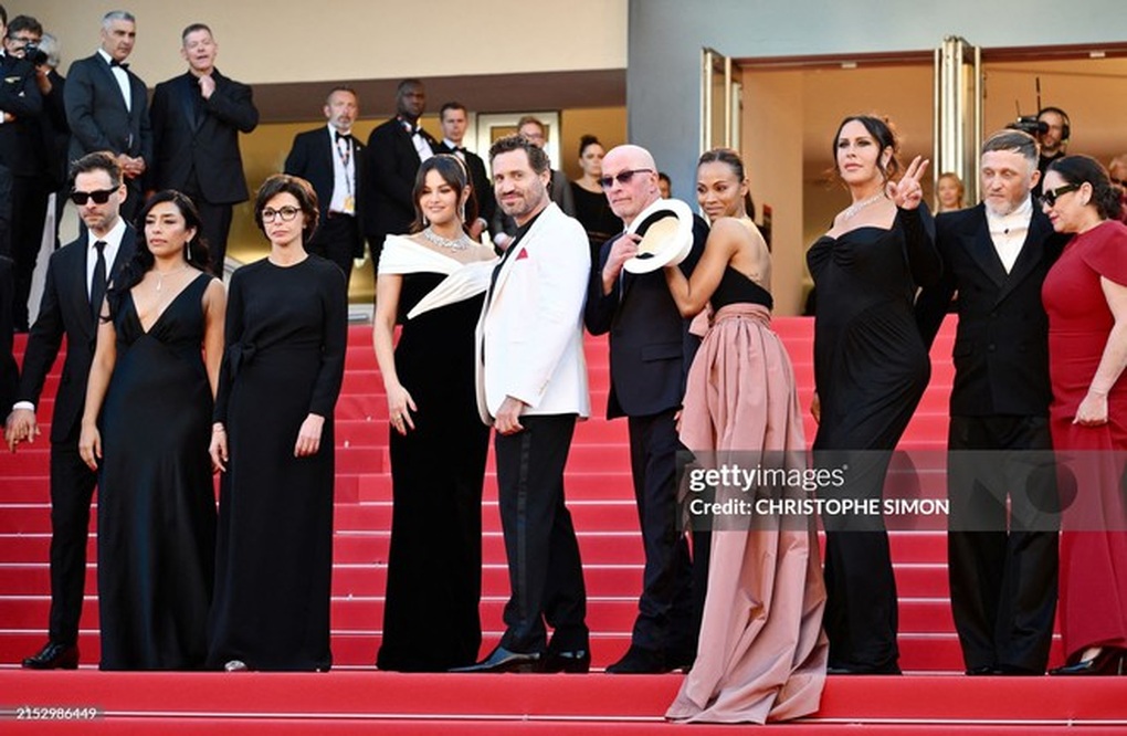 Selena Gomez thanh lịch, Eva Longoria xứng danh nữ hoàng thảm đỏ - 3 Selena Gomez thanh lịch, Eva Longoria xứng danh nữ hoàng thảm đỏ - 3