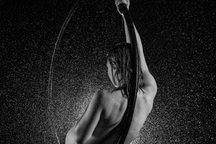 Vẻ đẹp của những đường cong cơ thể trong ảnh đen trắng