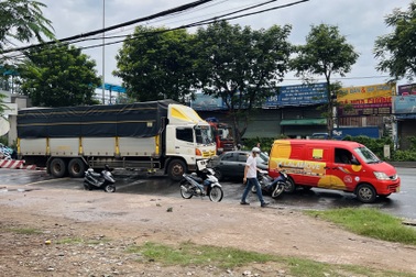 5 xe tông liên hoàn trước chợ đầu mối ở TPHCM, 2 người tử vong