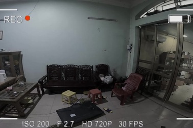 Trăn khổng lồ bò vào nhà, chàng trai Hải Dương hất đổ ti vi chạy thoát thân