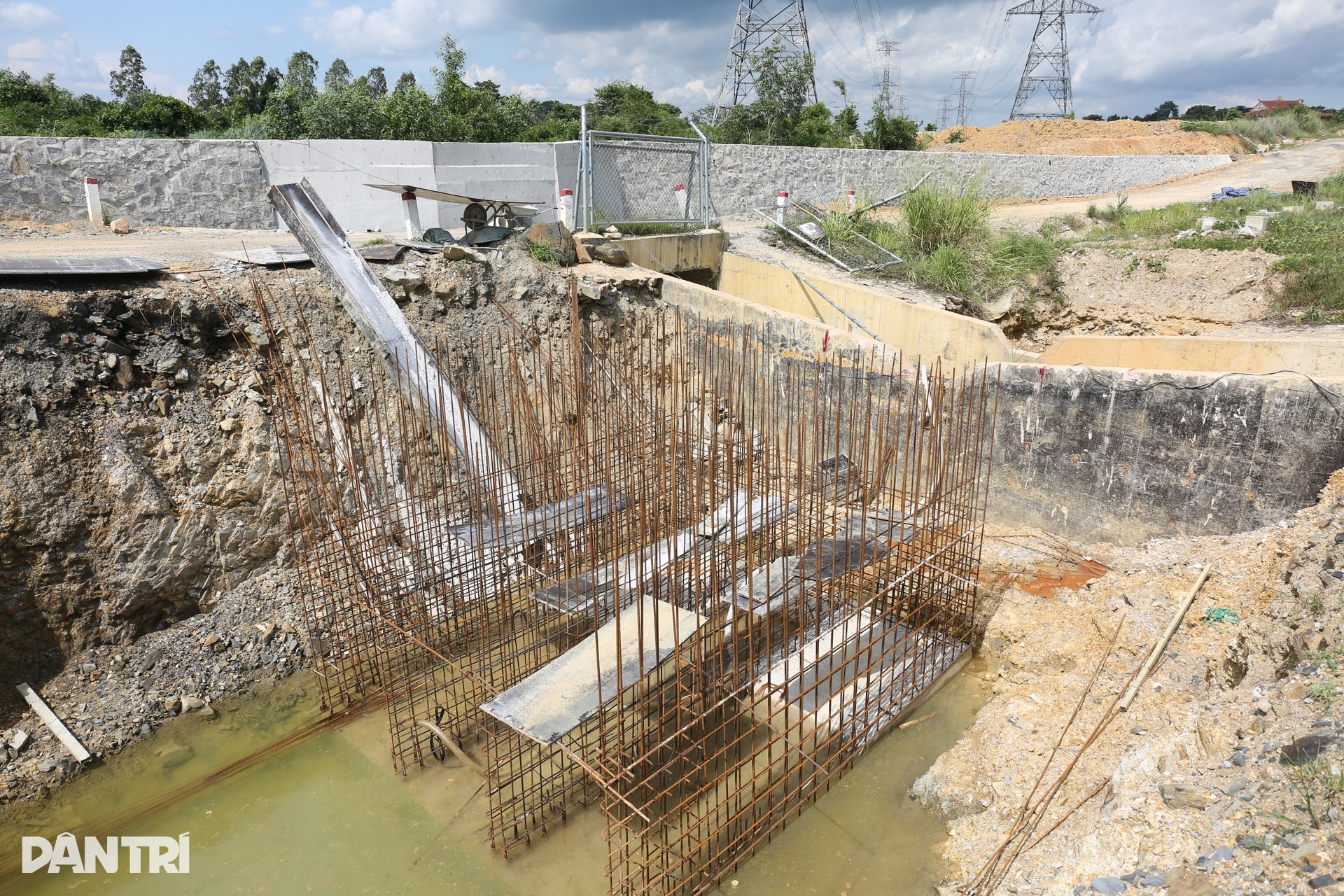 Xây hai bức tường, hồ điều tiết chống ngập cao tốc Phan Thiết - Dầu Giây - 6 Xây hai bức tường, hồ điều tiết chống ngập cao tốc Phan Thiết - Dầu Giây - 6