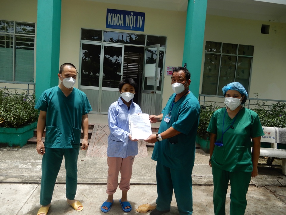 Bệnh nhân mắc Covid-19 ra viện: Các bác sĩ đã chăm sóc tôi rất tận tình - 1 Bệnh nhân mắc Covid-19 ra viện: Các bác sĩ đã chăm sóc tôi rất tận tình - 1