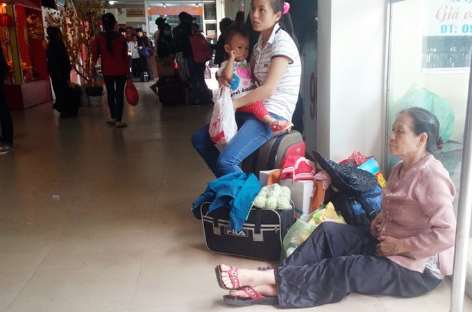 Bến xe kẹt cứng, người dân vật vờ chờ về quê ăn Tết