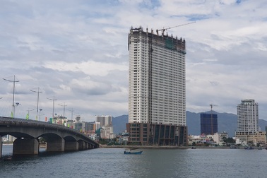 Chủ cao ốc “vượt rào” ở Nha Trang muốn “cắt ngọn” 3 tầng xây vượt