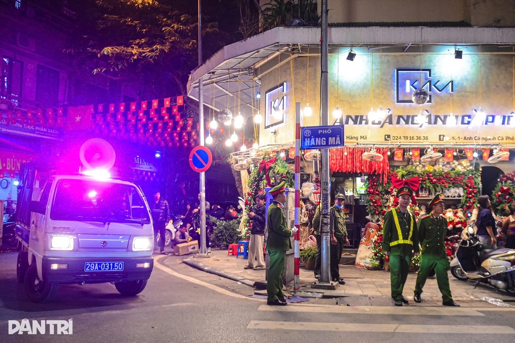 Hà Nội yêu cầu trong 2 tháng tới phải giành lại toàn bộ vỉa hè, lòng đường - 1 Hà Nội yêu cầu trong 2 tháng tới phải giành lại toàn bộ vỉa hè, lòng đường - 1