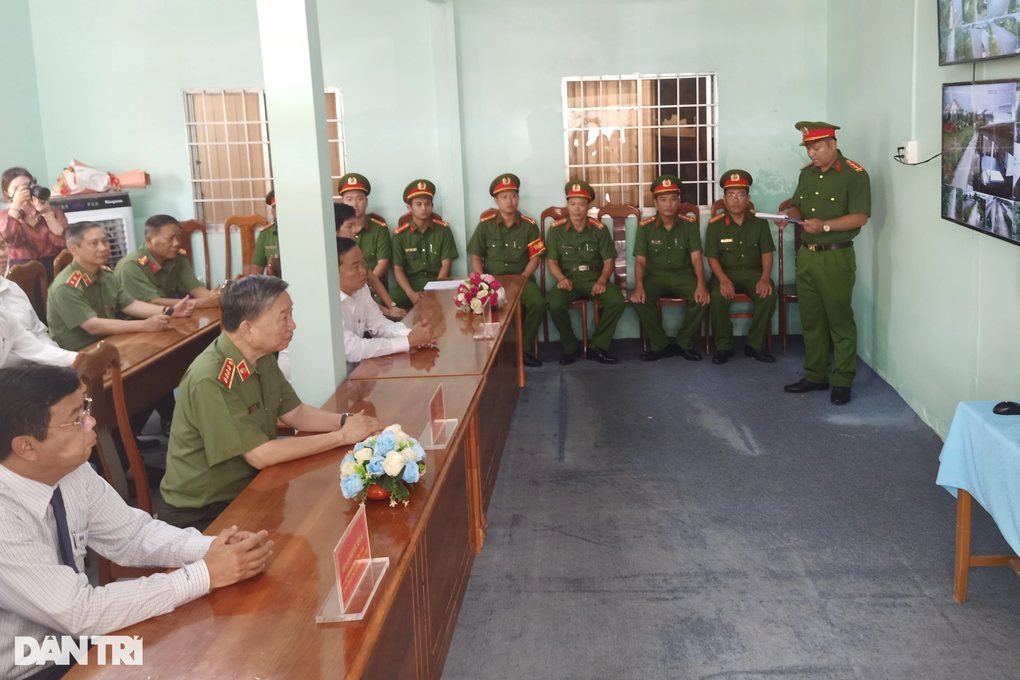 Phong trào bảo vệ an ninh Tổ quốc phải hợp lòng dân, vừa sức dân - 7 Phong trào bảo vệ an ninh Tổ quốc phải hợp lòng dân, vừa sức dân - 7