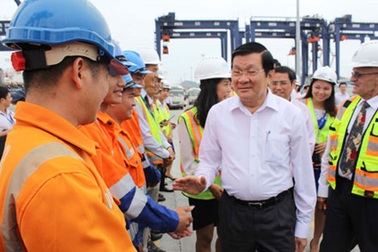 Chủ tịch nước nói chuyện với công nhân đóng tàu Kiểm ngư 782