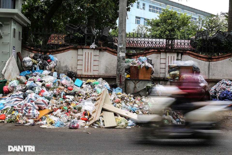 Rác thải hôi thối chất đống trên vỉa hè, tràn ra lòng đường tại Hà Nội - 5 Rác thải hôi thối chất đống trên vỉa hè, tràn ra lòng đường tại Hà Nội - 5
