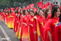 Hơn 1.000 phụ nữ diễu hành áo dài và xếp hình bản đồ Việt Nam tại Hà Nội