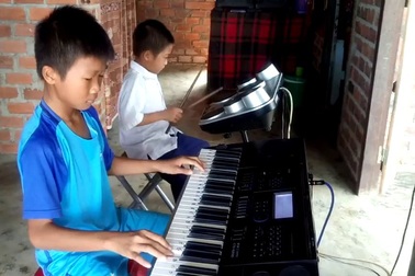 2 anh em đệm ca khúc "Nửa vầng trăng"