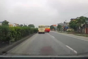 Coi thường tính mạng hành khách, xe bus đua tốc độ cùng xe khách trên QL 5