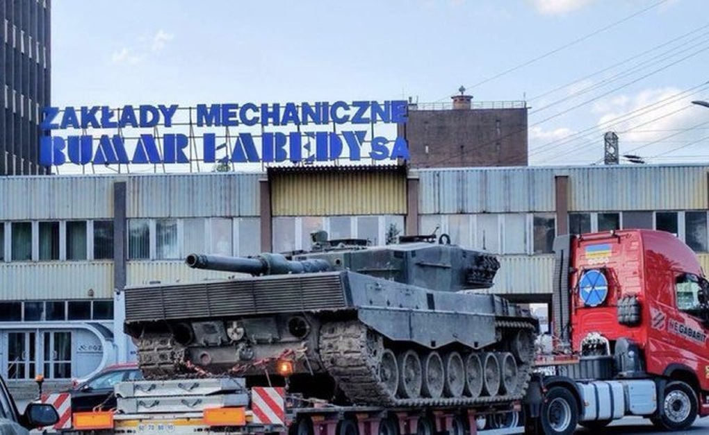 Ba Lan mở trung tâm sửa chữa xe tăng cho Ukraine bất chấp cảnh báo của Nga - 1 Ba Lan mở trung tâm sửa chữa xe tăng cho Ukraine bất chấp cảnh báo của Nga - 1