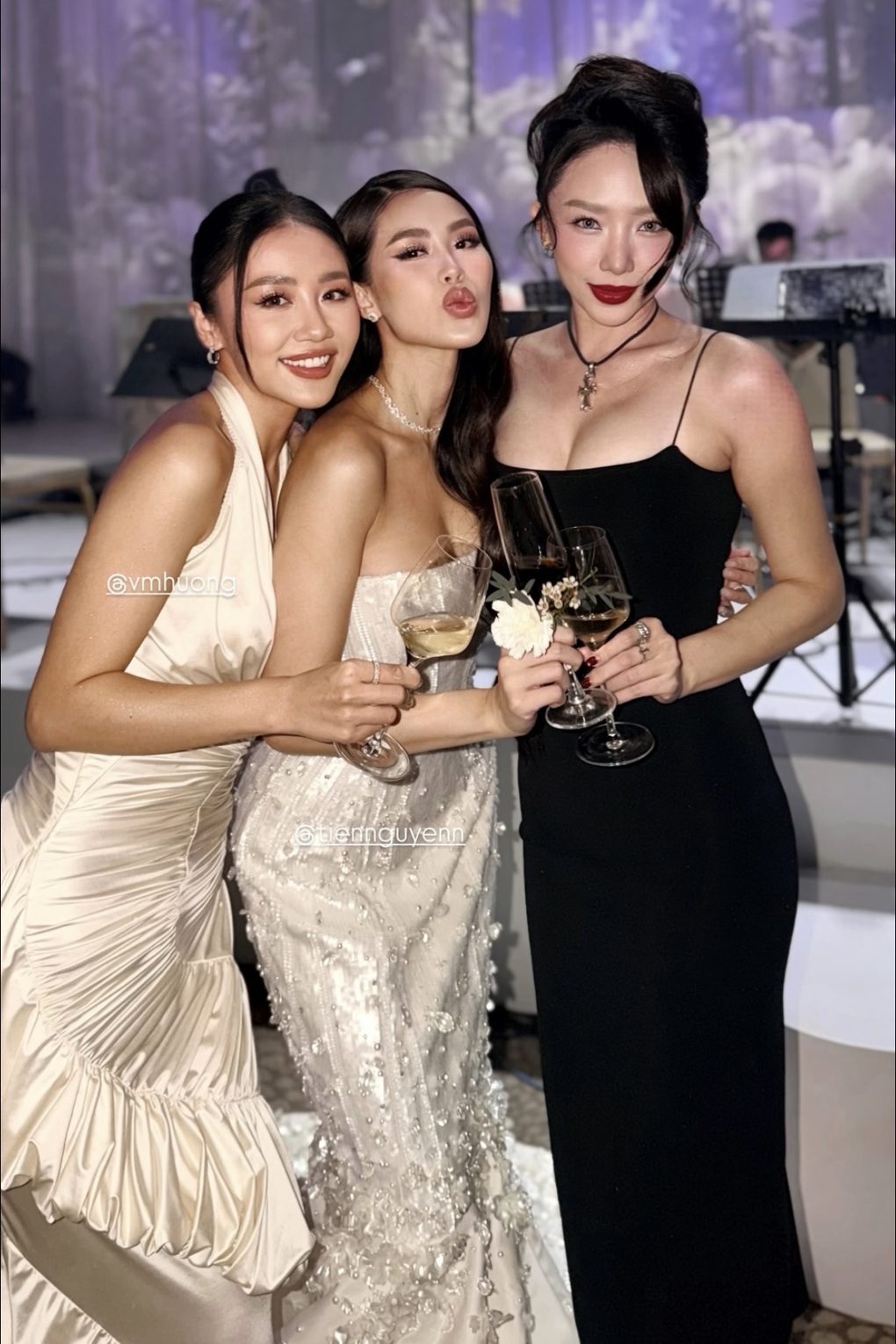 Cẩm Ly hát dân ca tại lễ cưới con gái tỷ phú Johnathan Hạnh Nguyễn gây sốt - 3 Cẩm Ly hát dân ca tại lễ cưới con gái tỷ phú Johnathan Hạnh Nguyễn gây sốt - 3