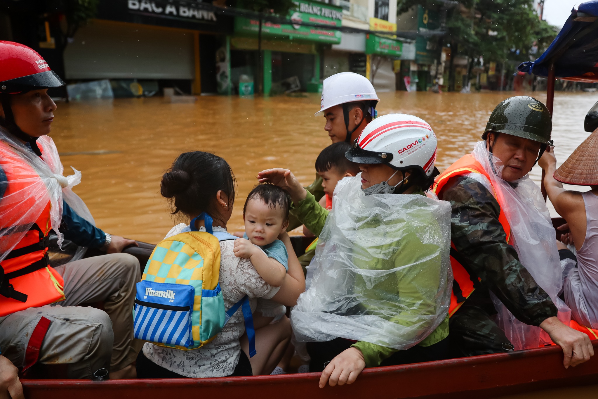 Mở đường xuyên qua nhà cho hàng xóm chạy lũ ở Yên Bái