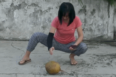 Clip “cô gái xinh đẹp dùng tay không đập vỡ quả dừa” nổi bật nhất tuần qua