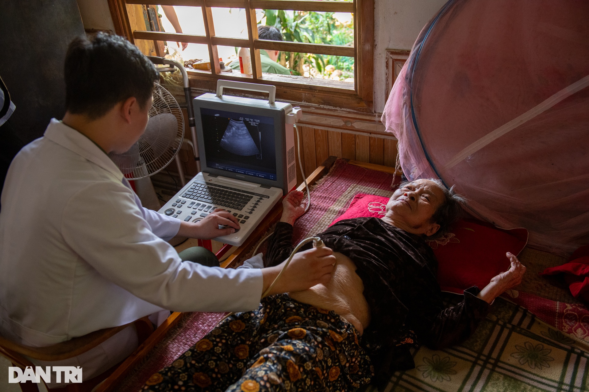 Thăm khám sức khỏe Mẹ Việt Nam Anh hùng: Tri ân quá khứ, tiếp lửa tương lai - 4 Thăm khám sức khỏe Mẹ Việt Nam Anh hùng: Tri ân quá khứ, tiếp lửa tương lai - 4