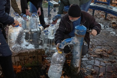 Cuộc sống chật vật trong bóng tối ở Kiev sau loạt trận tập kích của Nga