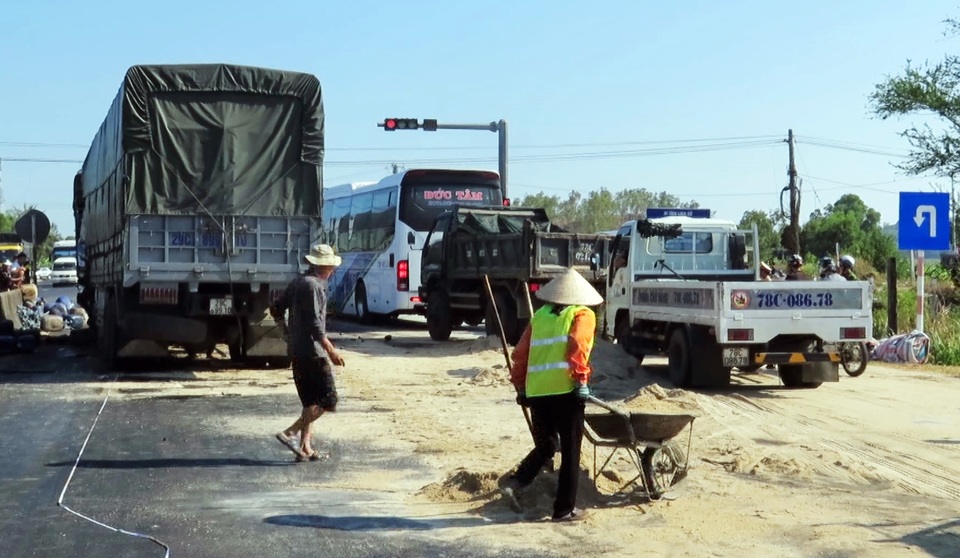 Tông vào xe tải đang chờ đèn đỏ, 2 người thương vong - 3 Tông vào xe tải đang chờ đèn đỏ, 2 người thương vong - 3