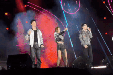 Mỹ nam 19 tuổi Thái Lan nhảy "See tình" trước hàng ngàn khán giả Việt