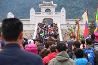 Khai hội Yên Tử: Du khách ngỡ ngàng vì phải mua vé tham quan