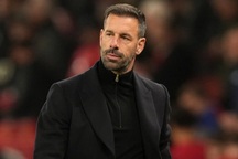 Động thái kỳ lạ của Man Utd với HLV Van Nistelrooy