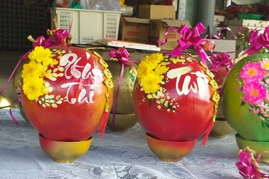 Dừa vàng vẽ thư pháp “giá chát” vẫn đắt hàng dịp Tết