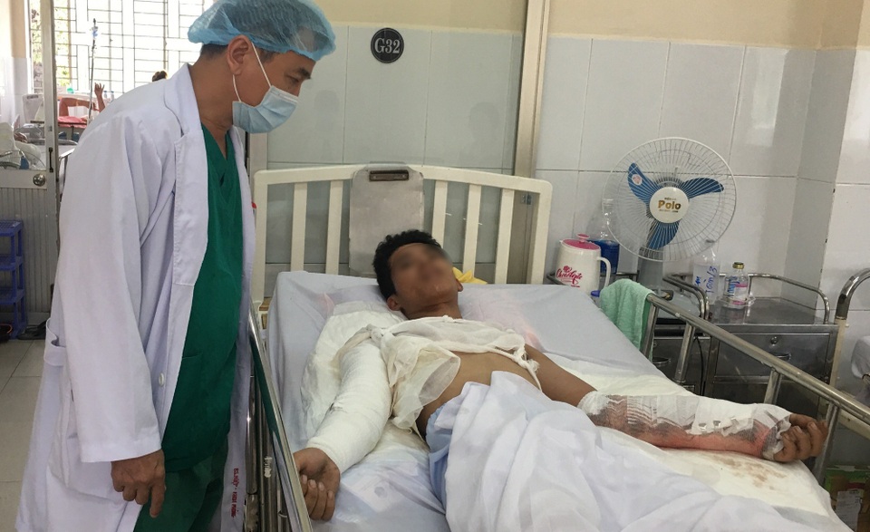Bị điện cao thế phóng, nam thanh niên nguy cơ phải đoạn chi - 1 Bị điện cao thế phóng, nam thanh niên nguy cơ phải đoạn chi - 1