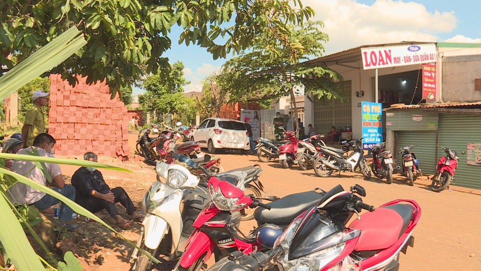 Đôi vợ chồng nghèo cùng tử vong trong tư thế treo cổ - 2 Đôi vợ chồng nghèo cùng tử vong trong tư thế treo cổ - 2