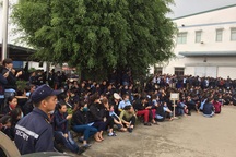 Hàng ngàn công nhân tập trung trước nhà máy phản đối bị cắt giảm phụ cấp