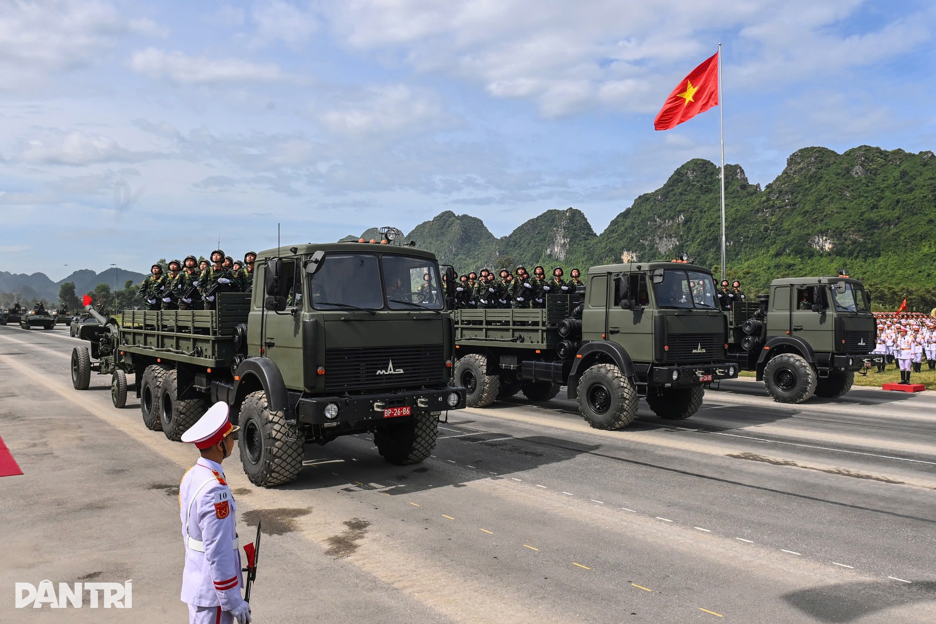 Ngắm dàn xe tăng, tên lửa, UAV hợp luyện chuẩn bị cho lễ diễu binh - 8 Ngắm dàn xe tăng, tên lửa, UAV hợp luyện chuẩn bị cho lễ diễu binh - 8