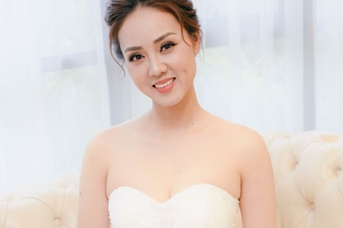 Bạn gái Công Lý bất ngờ thử váy cưới