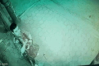 Video cận cảnh đối tượng "bình thản" ném quả nổ vào tiệm vàng