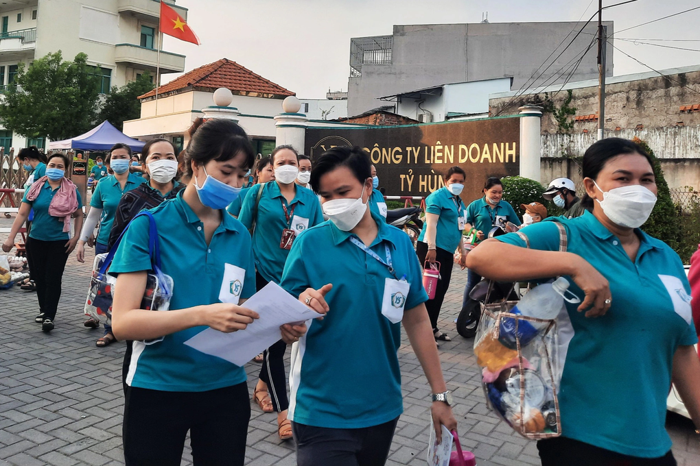 1.200 công nhân bị sa thải trước Tết: Phía trước như vực thẳm! - 1 1.200 công nhân bị sa thải trước Tết: Phía trước như vực thẳm! - 1