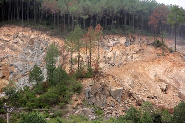 Núi Hồng chi chít những "vết sẹo": Dãy núi huyền thoại bị xẻ thịt đến xót xa!