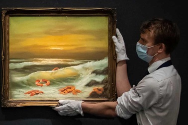 Bộ ba bức tranh khắc họa cảnh biển có giá hơn 35 tỷ đồng