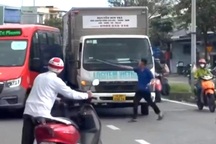 Tài xế ô tô tải chặn đầu, dùng hung khí đe dọa lái xe buýt