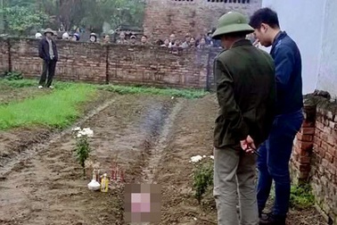 Một mình “vượt cạn”, nữ sinh trường y bỏ con ra vườn