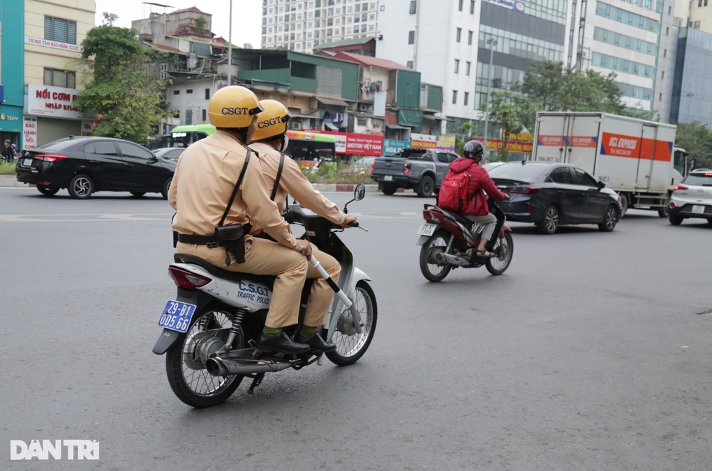 Bị CSGT xử phạt, tài xế phân bua chung cư cao cấp nhưng hết chỗ đỗ xe - 2