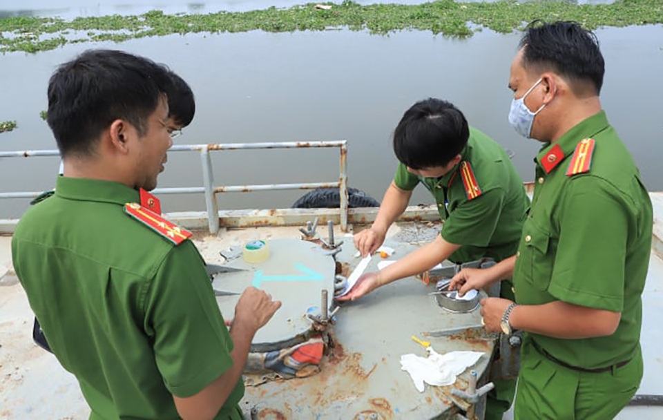 Nóng: Sếp đội chống buôn lậu nhận hối lộ của trùm xăng giả cực lớn - 1 Nóng: Sếp đội chống buôn lậu nhận hối lộ của trùm xăng giả cực lớn - 1