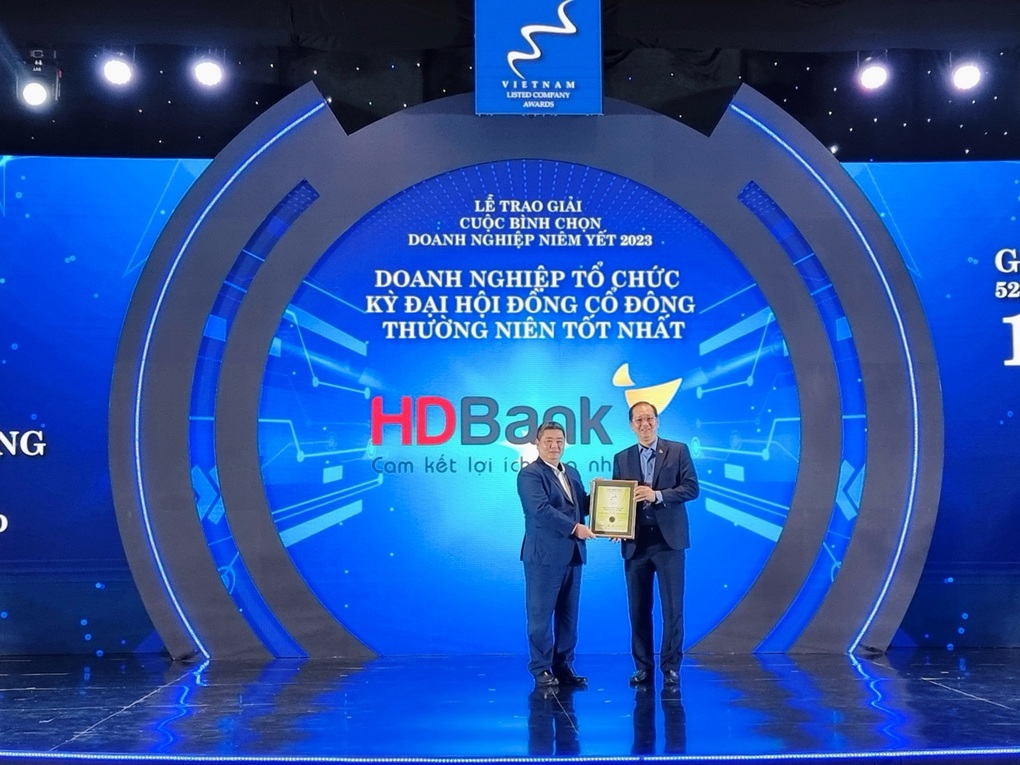 HDBank nhận cúp đúp giải thưởng báo cáo thường niên và tổ chức đại hội cổ đông tốt nhất - 1 HDBank nhận cúp đúp giải thưởng báo cáo thường niên và tổ chức đại hội cổ đông tốt nhất - 1
