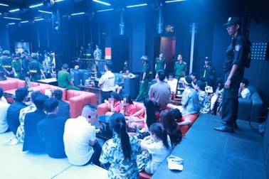 Cảnh sát đột kích nhà hàng, vũ trường, phát hiện 145 người "dính" ma túy