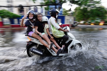 “Khu nhà giàu” khốn khổ bì bõm lội nước
