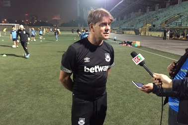 HLV kỳ cựu West Ham giao lưu cùng trẻ em mồ côi Hà Nội