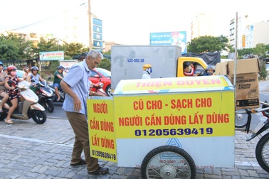 Ông cụ 77 tuổi rong ruổi khắp đường phố xin quần áo cho người nghèo