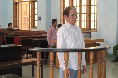 Bé 8 tuổi đang ngủ bị cha dượng hiếp dâm